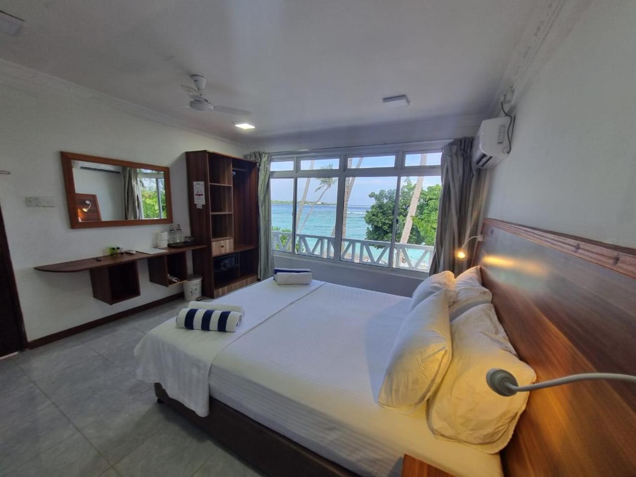 Batuta Maldives Surf View Hotel Thulusdhoo Ngoại thất bức ảnh