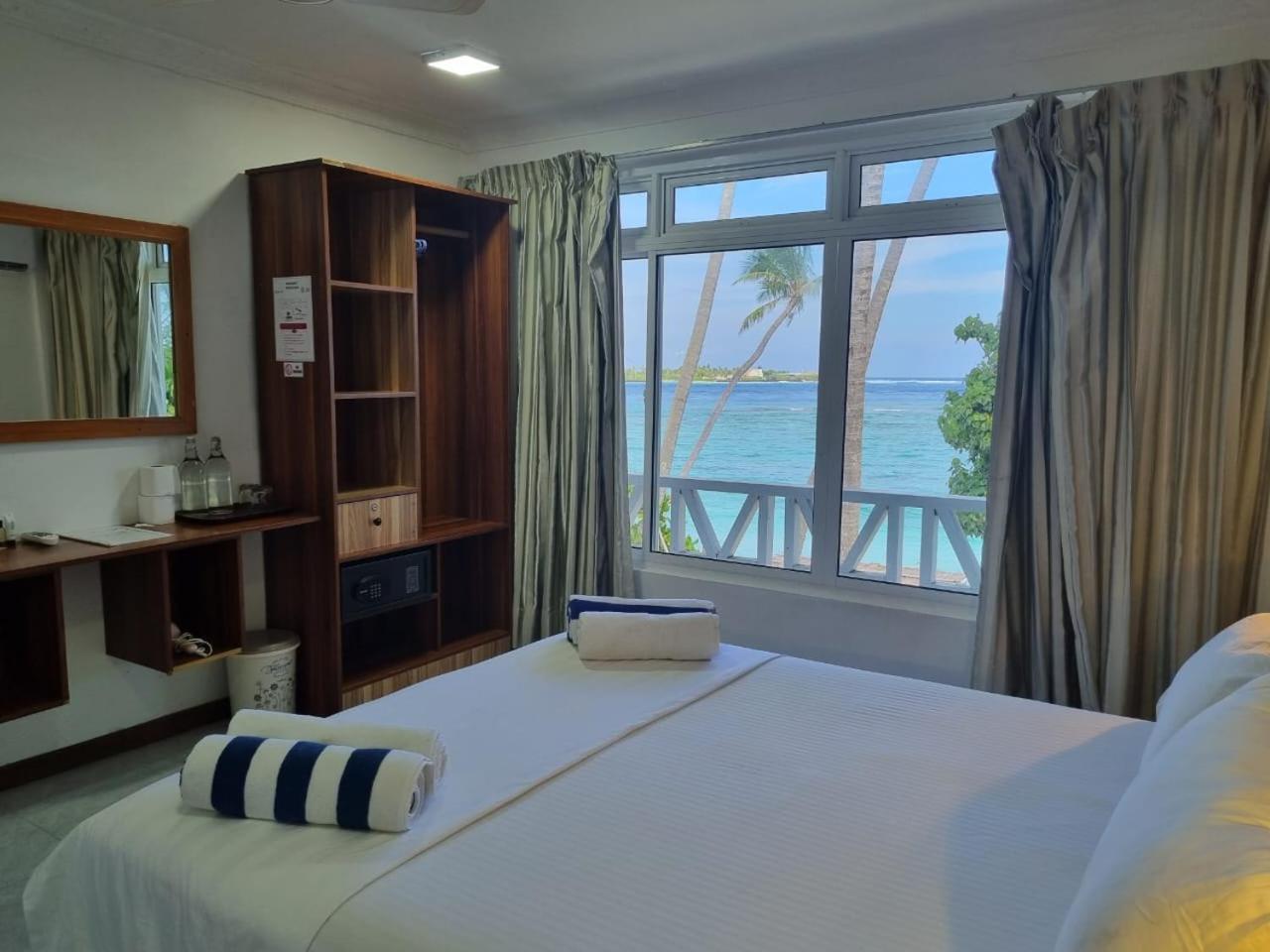 Batuta Maldives Surf View Hotel Thulusdhoo Ngoại thất bức ảnh